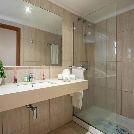 Fabulous With Views In By Renthousing Διαμέρισμα *