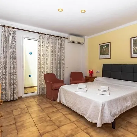 Fabulous With Views In By Renthousing Διαμέρισμα *